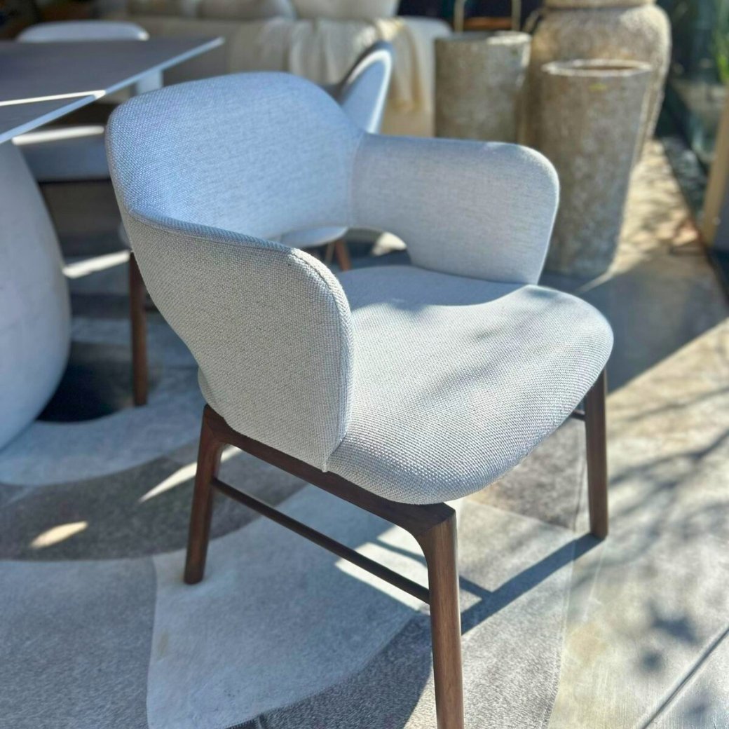 Cadeira Josi Sier em Bouclé com Base de Madeira Natural – Design Cadeira Josi Sier em Bouclé com Base de Madeira Natural – Design
